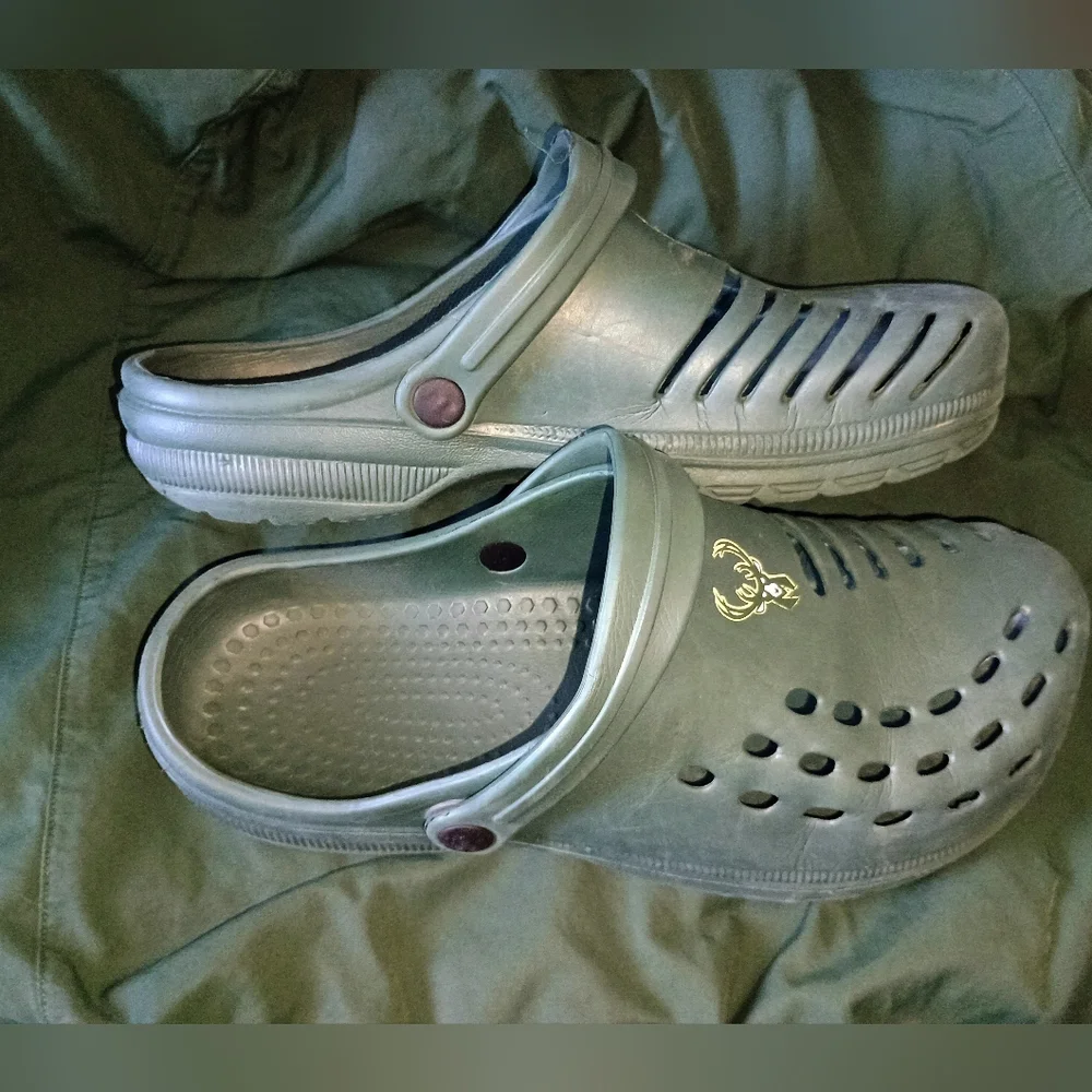 Milwaukee Bucks FOCO Molded Garden Clogs Men Size Large